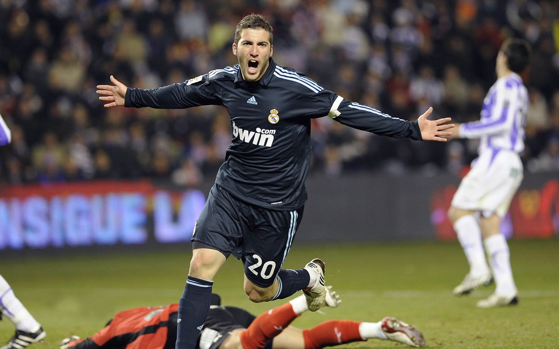 综合体育系“优秀毕业生回归友谊赛” 校友与在校生同场竞技